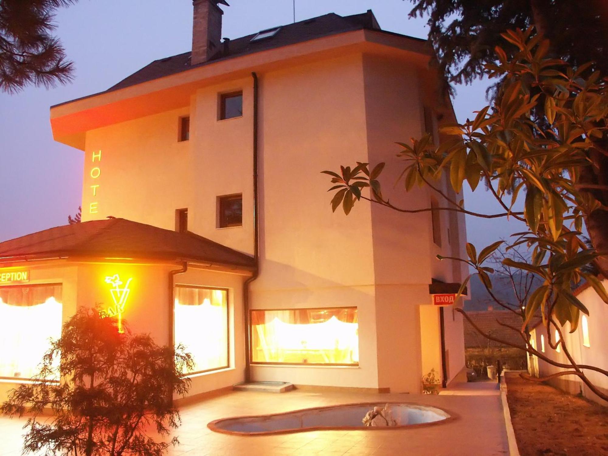 Family Hotel Emaly 1 Bankea Exterior foto