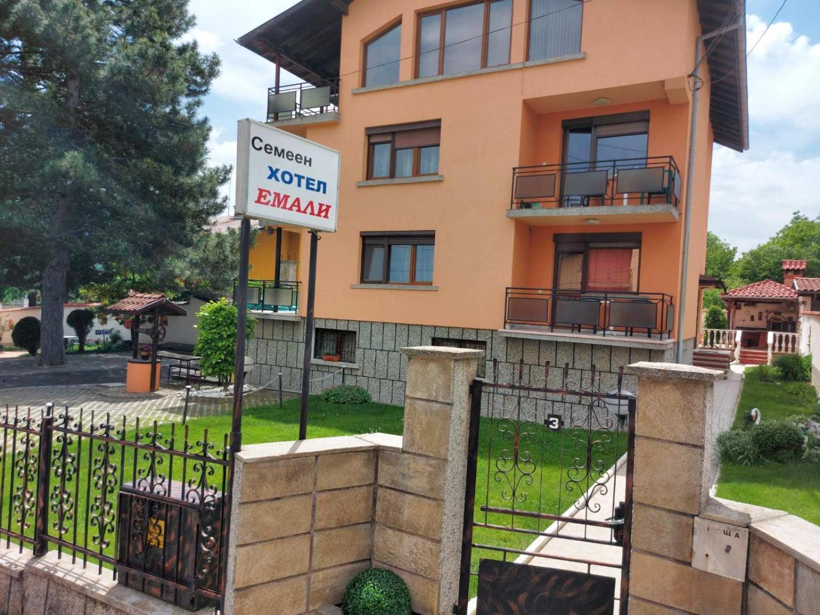 Family Hotel Emaly 1 Bankea Exterior foto